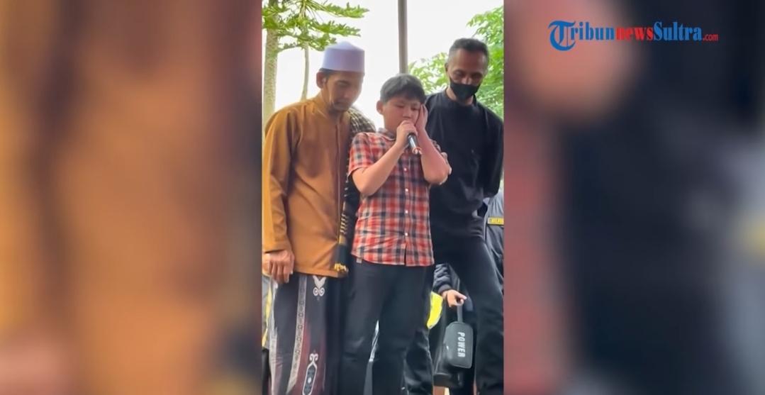 Tangis-Anak-Deden-Maulana-Pecah-saat-Adzan-di-Memakamkan-Korban-Pesawat-ATR42-500-Ditemukan-Pertama.jpg