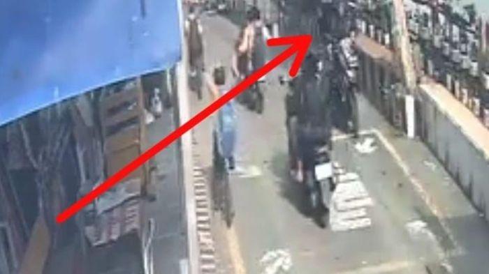 2 Pria Terekam CCTV Curi Sepeda Motor di Surabaya, Aksinya Cuma 15 Detik