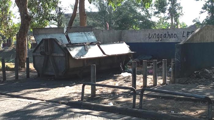 Tempat-pembuangan-sampah-sementara-di-tepi-Sungai-Ngrowo-Tulungagung.jpg