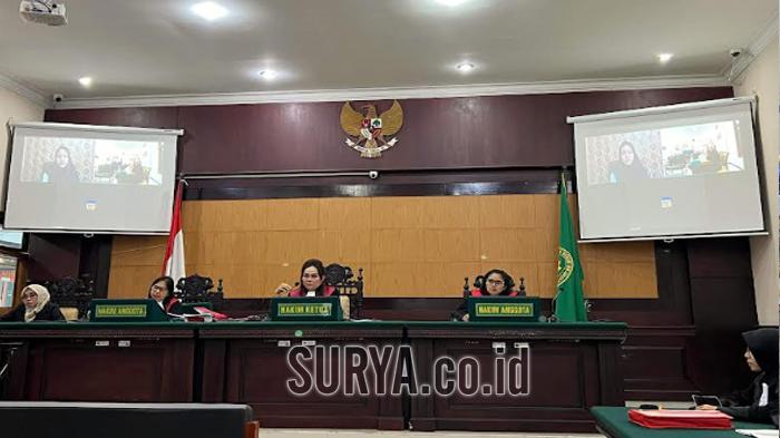 Terdakwa-Briptu-FN-menjalani-sidang-secara-daring.jpg
