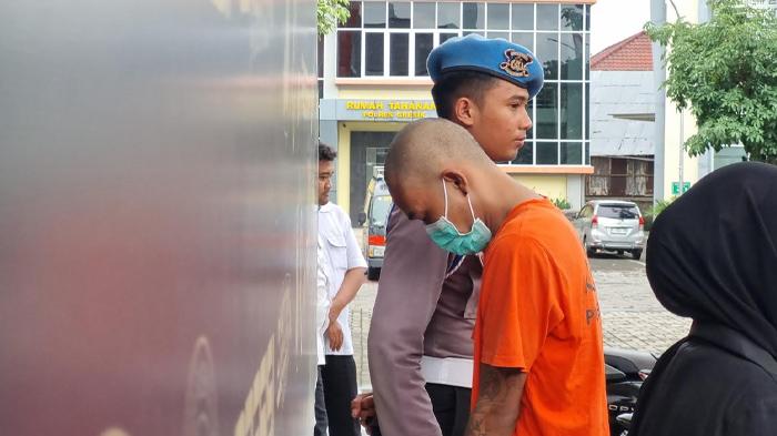 Kesal Sering Diejek Hutang Rokok, Pria Gresik Ini Bacok Tetangganya saat Ngopi