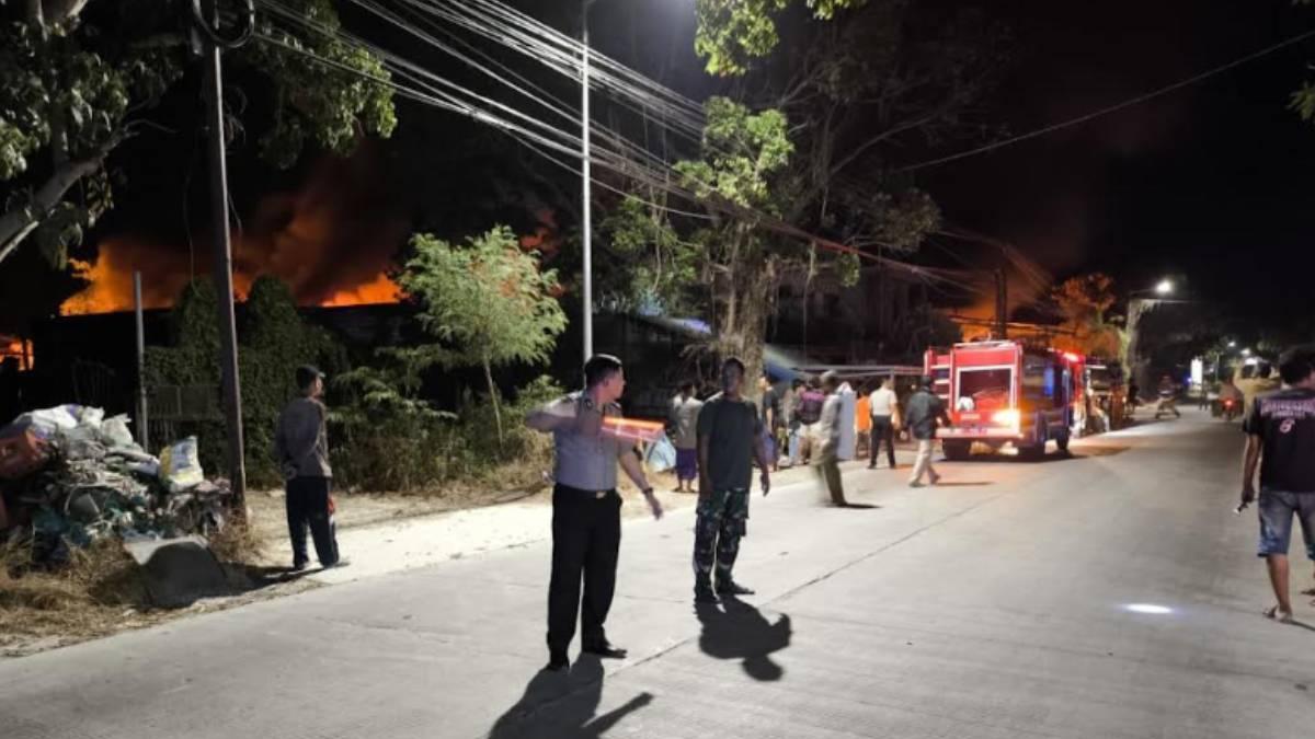 Kebakaran Besi Tua di Madulegi Lamongan, Kerugian Ditaksir Puluhan Juta Rupiah - Surya.co.id