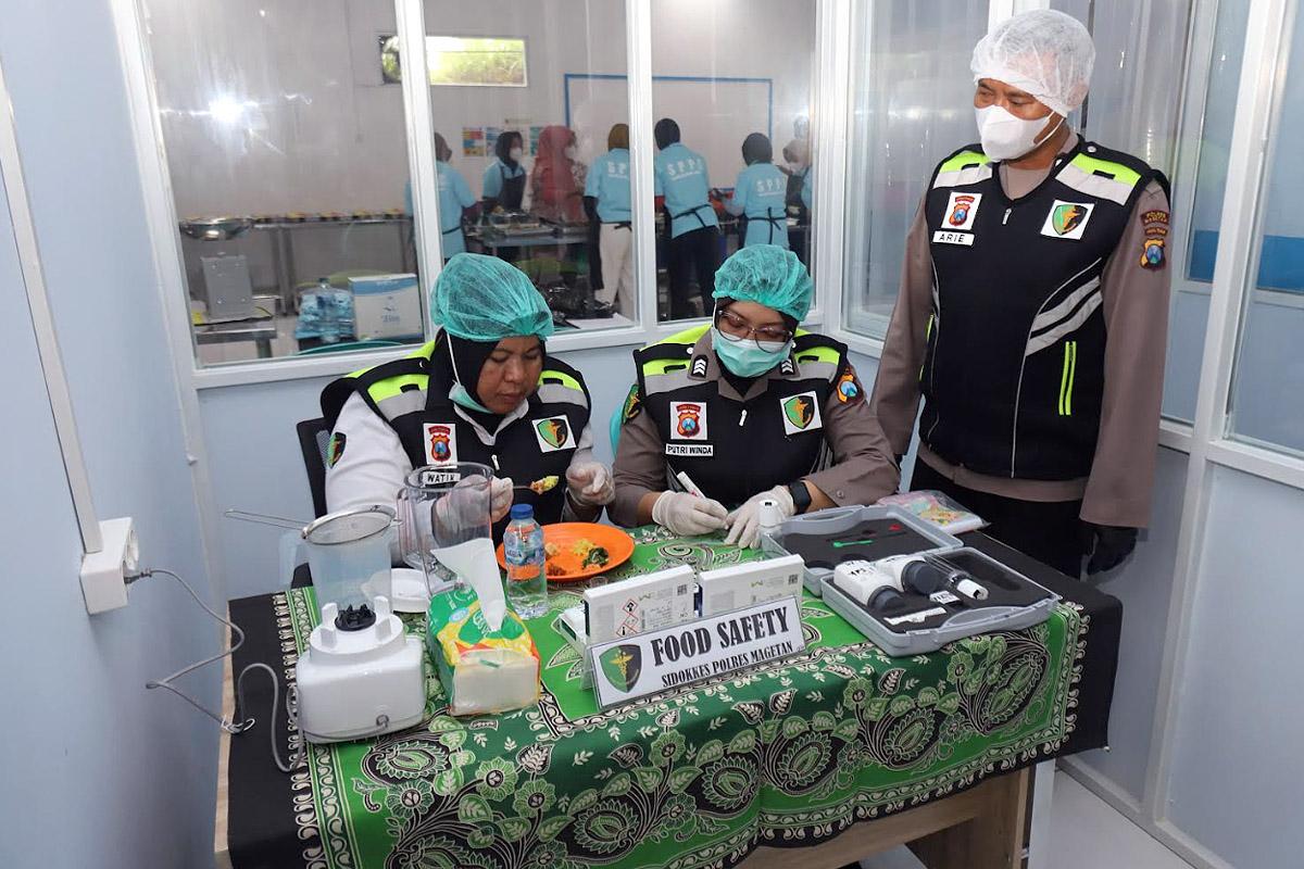 Tim-Dokkes-Polres-Magetan-mengecek-menu-MBG.jpg