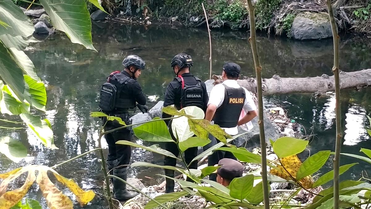 Tim Jibom Brimob Polda Jatim Kesulitan Evakuasi Benda Diduga Bom di Blitar - Surya.co.id