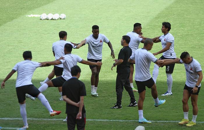 Tim-Madura-United-sedang-melakukan-pemanasan-pada-laga-PSS-Sleman-vs.jpg