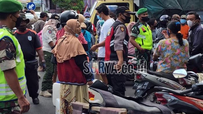 Tim Operasi Yustisi Pantau Antrean Warga Beli Minyak Goreng Curah di Kota Blitar