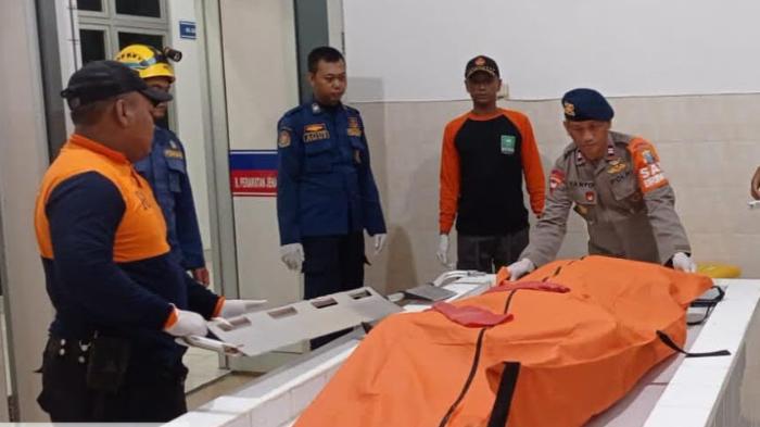 Tim-SAR-saat-mengevakuasi-jasad-Ahmad-Arif-yang-hilang-di-Bengawan-Solo.jpg