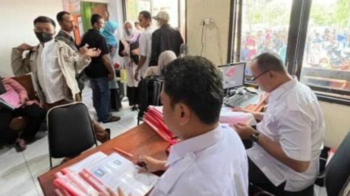 Tim-SDM-KPU-Jatim-saat-melakukan-pemantauan-penyerahan-dokumen-pendaftaran-pelamar-PPS.jpg