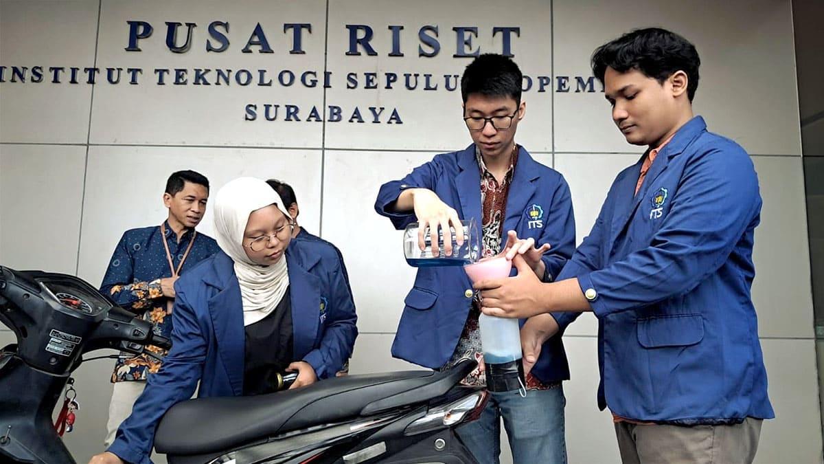 Tim-peneliti-ITS-menunjukkan-pemakaian-benwit-untuk-kendaraan-bermotor.jpg