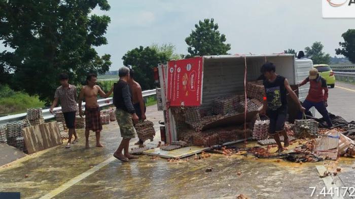 Hendak Menuju Surabaya, Pikap Angkut Telur Terbalik di Tol Jombang-Mojokerto