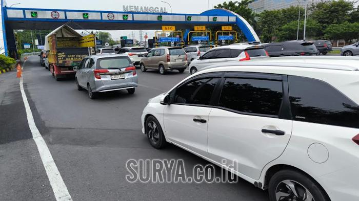 Tol-dalam-kota-ini-dipadati-kendaraan-yang-hendak-ke-Bandara-Juanda-Surabaya.jpg