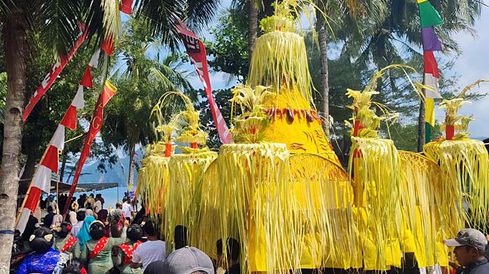 Bersih Desa, Warga Karanggongso Trengalek Larung Tumpeng Raksasa dan 48 Jenis Sesajen ke Tengah Laut