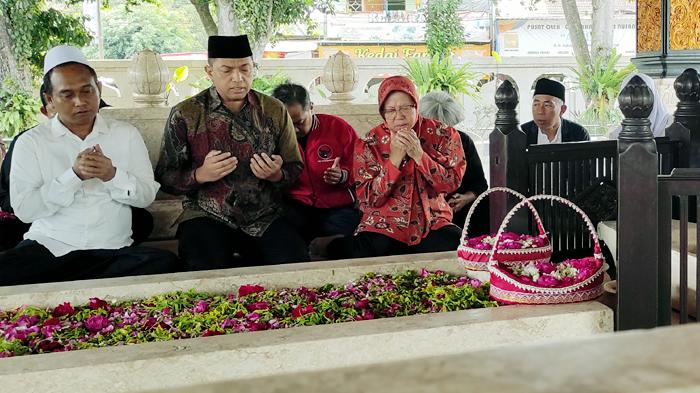 Tri-Rismaharini-Gus-Hans-saat-berziarah-di-Makam-Bung-Karno-Kota-Blitar.jpg