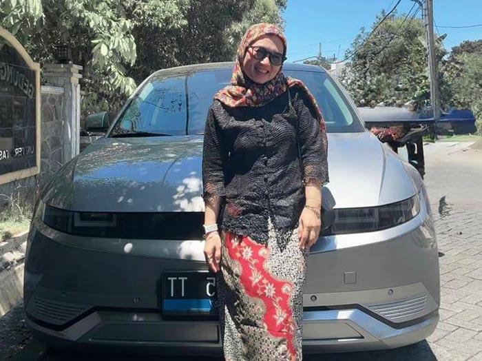 Tri-Yudiarti-seorang-pengacara-di-Surabaya-menunjukkan-mobil-listrik-miliknya.jpg