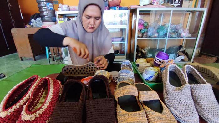 Triana-Ratnaningsih-dan-sepatu-rajut-buatannya.jpg