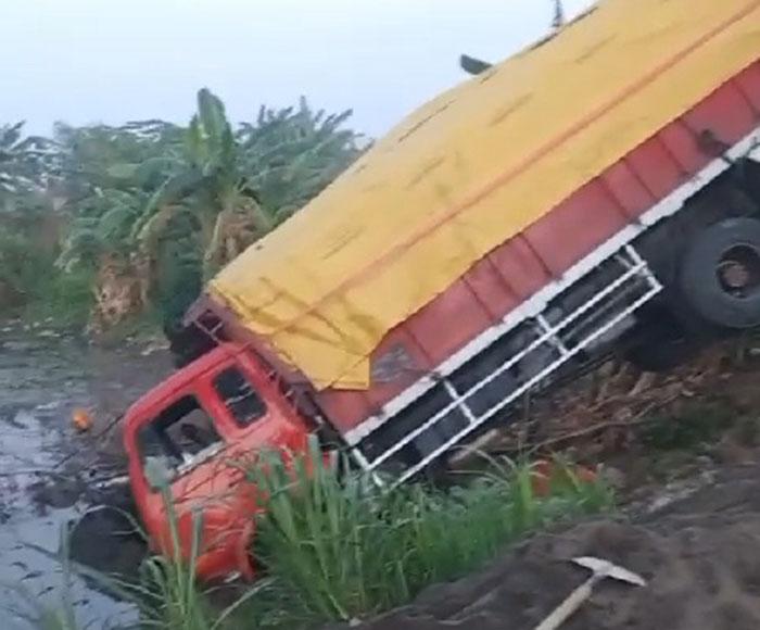 Kecelakaan Lalu Lintas di Menganti Gresi Truk Gandeng Masuk Sawah