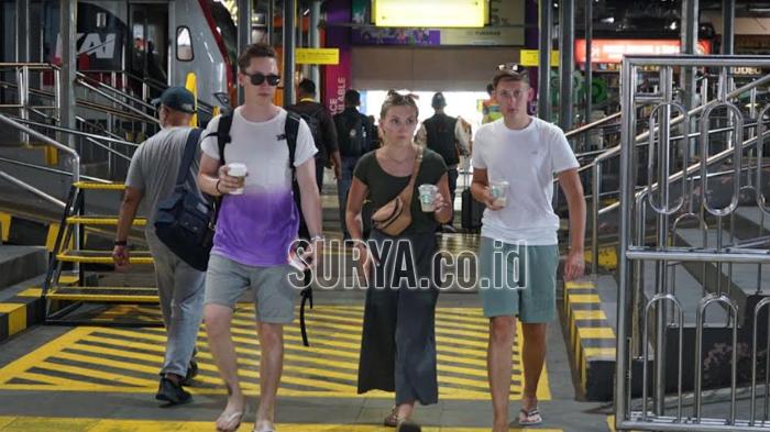 Turis-Asing-saat-tiba-di-Stasiun-Gubeng-Surabaya.jpg