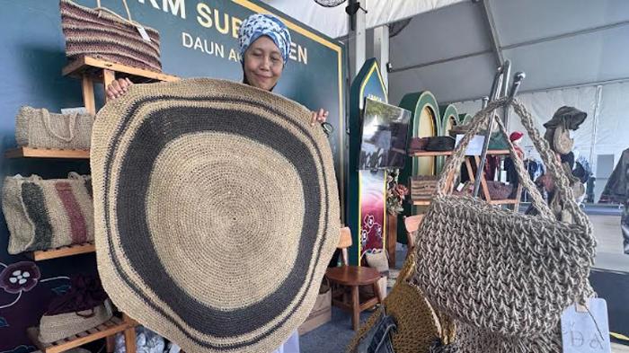UMKM-MADURA-Faiqotul-Himmah-owner-Daun-Agel-tengah-menunjuk.jpg