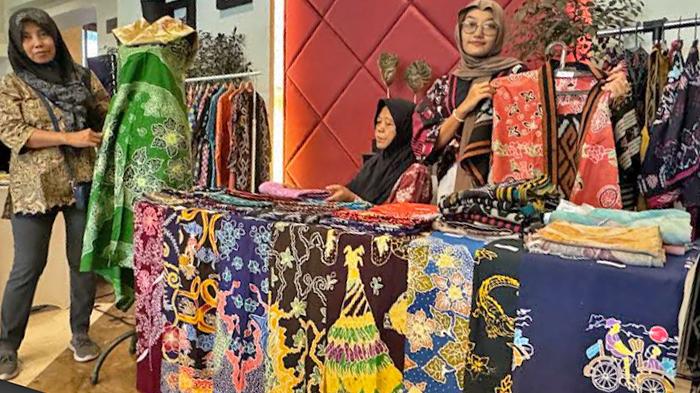 UMKM-Yubella-memperkenalkan-koleksi-batiknya-di-Hotel-Santika-Pandegiling.jpg