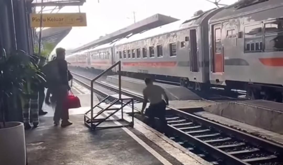 Video Aksi Sigap Petugas Stasiun KAI Selamatkan Penumpang yang Jatuh ke Rel Kereta, Banjir Pujian