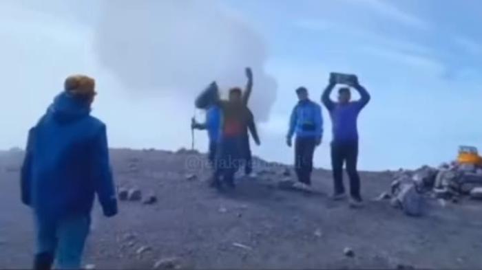 Viral-postingan-di-Instagram-menunjukkan-video-sekelompok-pendaki.jpg