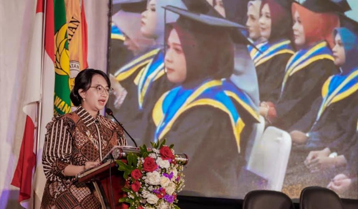 WISUDA-Ketua-Yayasan-Pendidikan-Dharma-Wanita-Kabupaten-Kediri-Eri.jpg