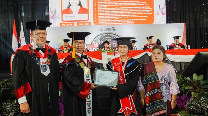 Tangis Haru Warnai Wisuda 2025 Telkom University Kampus Surabaya
