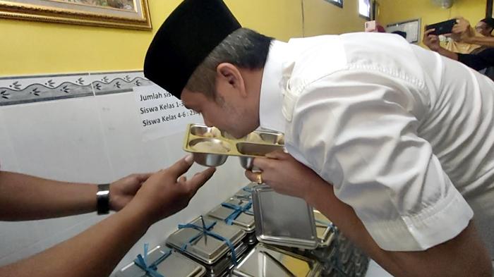 Siswa di Bangkalan Tampak Ragu Menyantap Menu MBG Usai Temuan Belatung dan Ulat, Wabup Fauzan Sidak