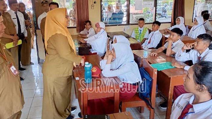 Wabup-Bu-Min-meninjau-sekolah-d.jpg