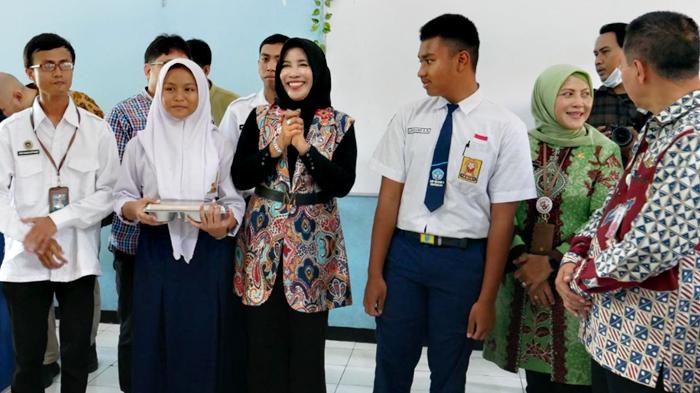 Wabup Mimik Idayana Berkeliling ke Sejumlah Sekolah Pantau MBG di Sidoarjo