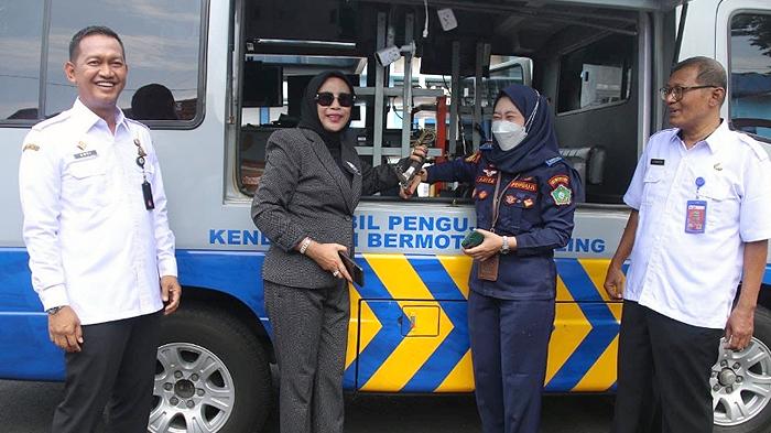 Wabup-Sidoarjo-Mimik-Idayana-saat-melihat-mobil-uji-kir-keliling-milik-Dishub-Sidoarjo.jpg