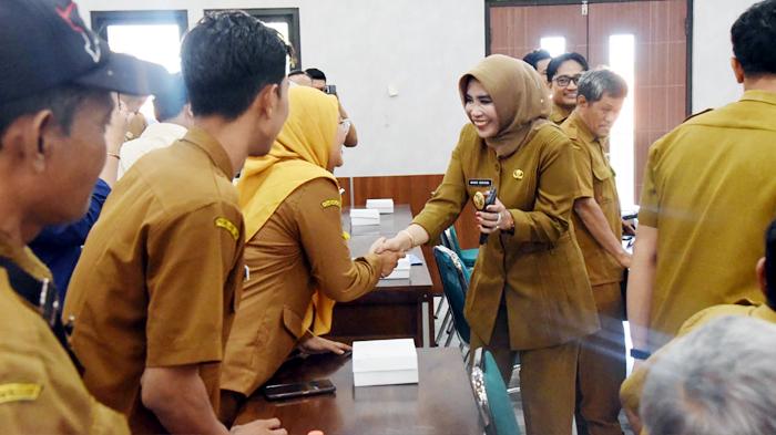 Wabup-Sidoarjo-Mimik-Idayana-saat-menghadiri-acara-Bimtek.jpg