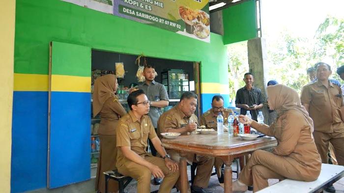 Wabup-Sidoarjo-Mimik-Idayana-saat-mengunjungi-warung-yang-selesai-direnovasi.jpg