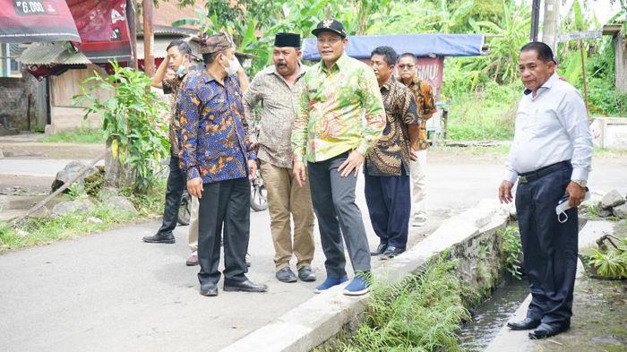 Wabup-Sidoarjo-Subandi-tinjau-saluran-air-yang-terkena-program-betonisasi-jalan.jpg