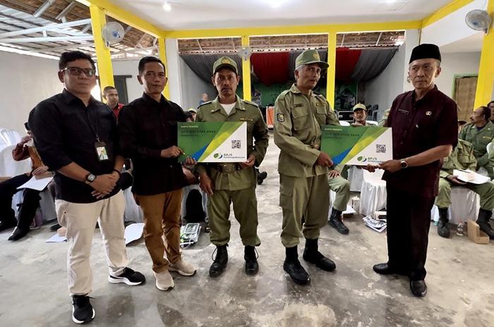 Anggota Linmas Pasuruan Dapat Kartu BPJS Ketenagakerjaan Setelah Kerja 20 Tahun