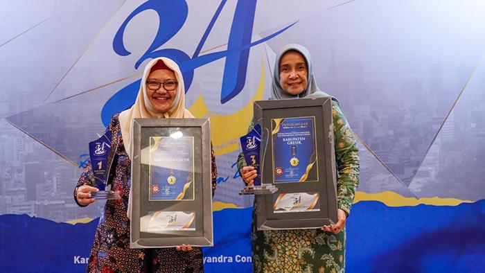 Wakil-Bupati-Gresik-Aminatun-Habibah-kiri-bersama-Kadis-Kominfo-Gresik-Ninik-Asrukin.jpg