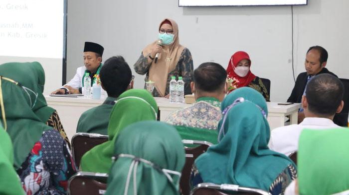 Wakil-Bupati-Gresik-Aminatun-Habibah-saat-berada-di-RSI-Nyai-Ageng-Pinatih.jpg
