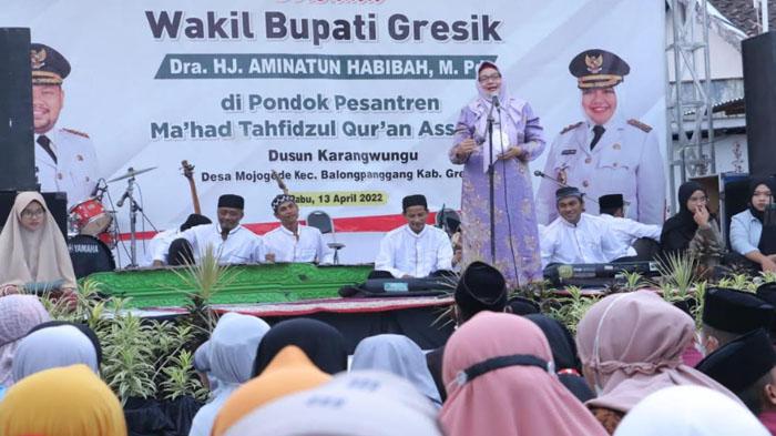Wakil-Bupati-Gresik-Aminatun-Habibah-saat-berada-di-pondok.jpg