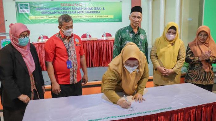 Wakil-Bupati-Gresik-Aminatun-Habibah-usai-memberikan-arahan-kepada-puluhan-kepala-sekolah.jpg