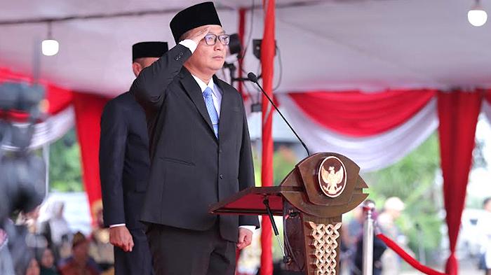 Wakil-Bupati-Gresik-dr-Asluchul-Alif-saat-memimpin-upacara-Sumpah-Pemuda.jpg