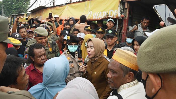 Wakil-Bupati-Sidoarjo-Mimik-Idayana-saat-berdialog-dengan-para-PKL.jpg