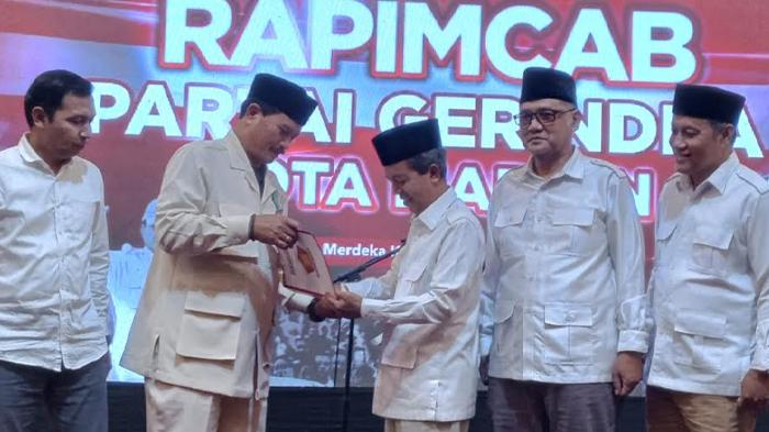 Wakil-Ketua-DPD-Gerindra-Jatim-Imam-Makruf-menyerahkan.jpg