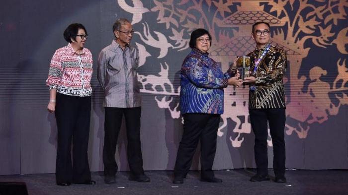 Wakil-Wali-Kota-Blitar-Tjutjuk-Sunario-menerima-penghargaan-Adipura.jpg