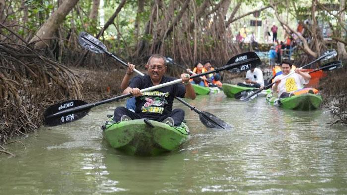 Wakil-Wali-Kota-Surabaya-Armuji-saat-mencoba-serunya.jpg