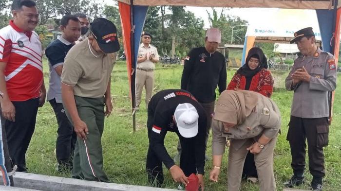 Wali-Kota-Blitar-Santoso-dan-Kepala-BPN-Kota-Blitar-Kusniyati-memasang-patok-tanda-batas-tanah.jpg