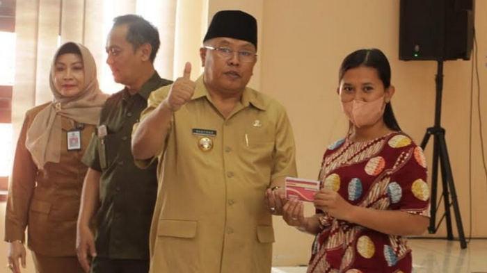 Wali-Kota-Blitar-Santoso-menyerahkan-BLT-kepada-karyawan-pabrik-rokok.jpg