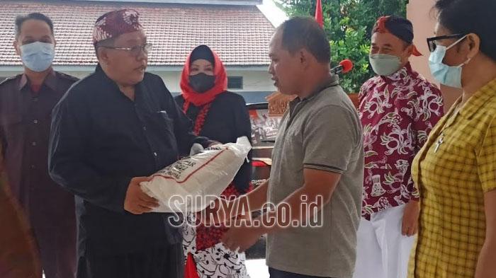 Wali-Kota-Blitar-Santoso-menyerahkan-bantuan-Rastrada-kepada.jpg