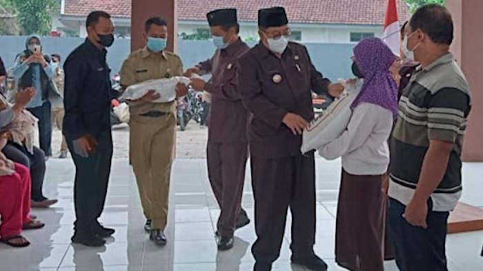 Wali-Kota-Blitar-Santoso-serahkan-bantuan.jpg