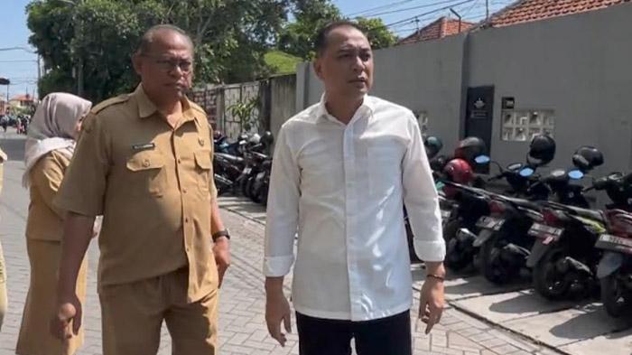 Wali-Kota-Eri-masih-menemukan-sejumlah-kendaraan-yang-terparkir-di-tepi-jalan.jpg