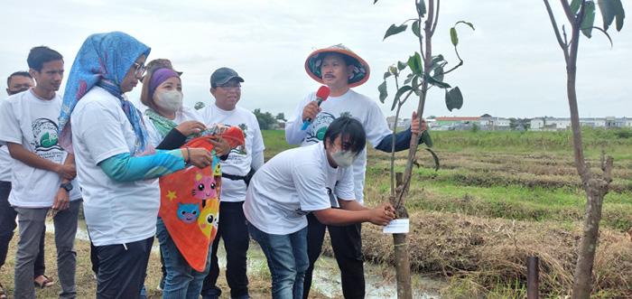 Wali-Kota-Madiun-Maidi-kanan-tanah-pohon-di-hutam-masa-depan.jpg